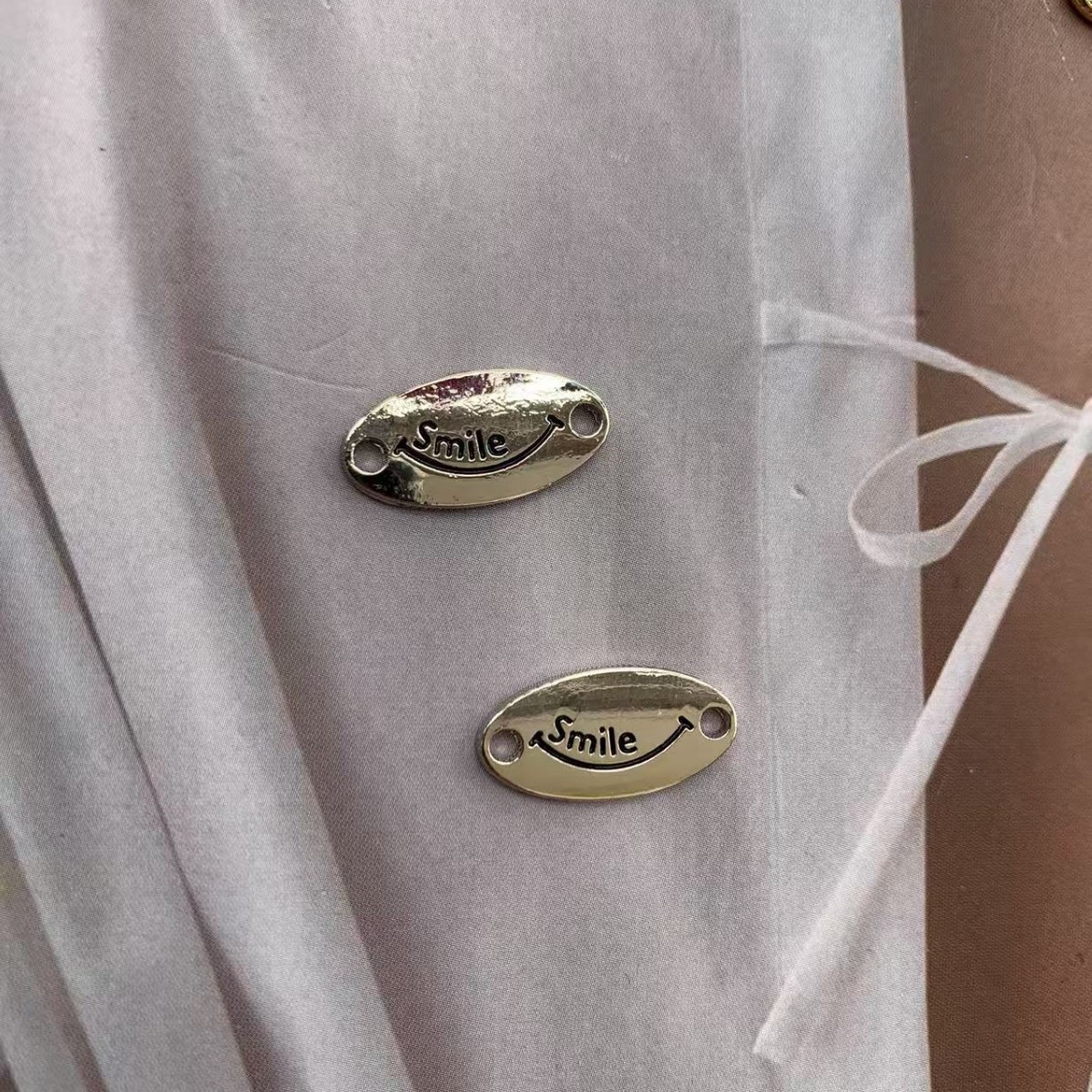 Nuevo estilo de moda alfabetizado DiDi accesorios de joyería metálica arco zapatos sombreros calcetines accesorios de ropa colgante