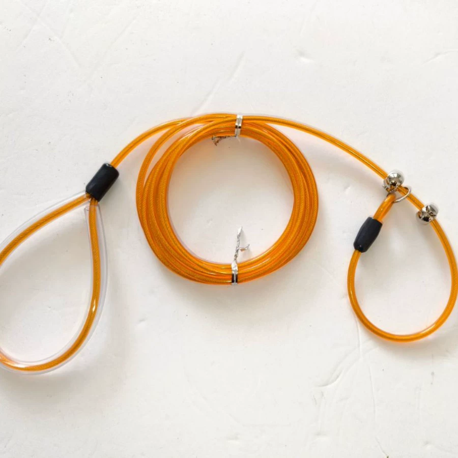 Прочный поводок для прогулок с кошками и собаками, ударопрочный, трос из стальной проволоки в пластиковой оплетке, поводок-цепь с металлической пряжкой для крупных собак.