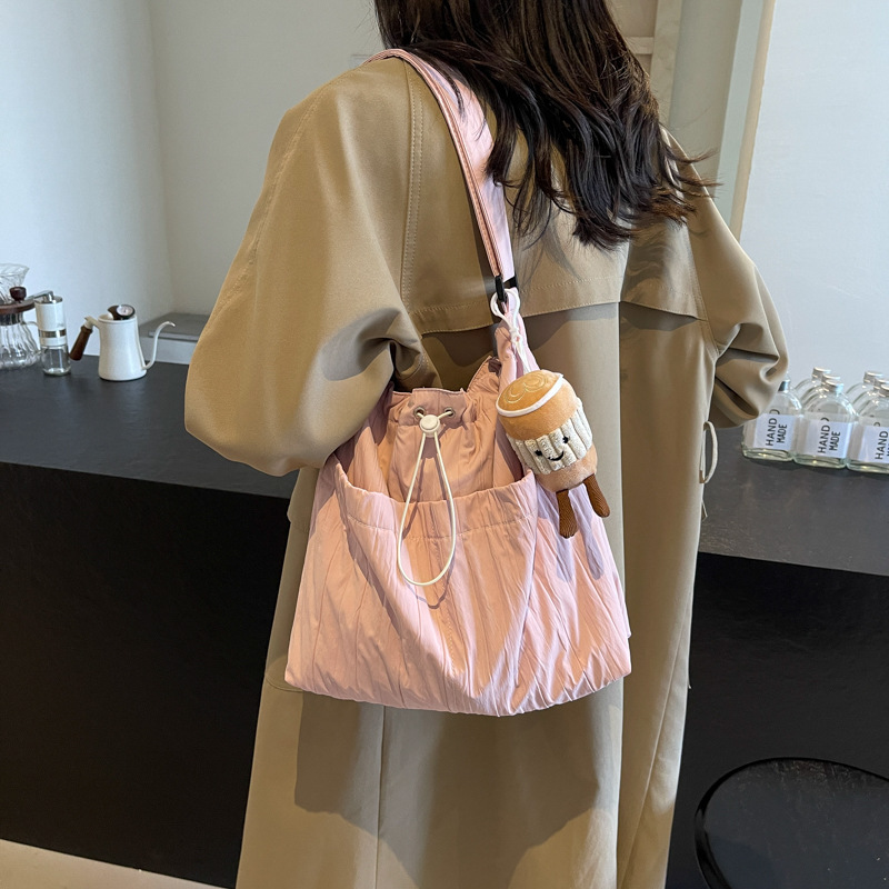 Bolso de cubo de viento perezoso plisado coreano para mujer 2025 nuevo bolso de hombro de viajero de todo fósforo bolso de mensajero de moda casual