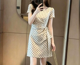 温柔风波点连衣裙女2026夏新款设计感系带褶皱气质收腰显瘦a字裙