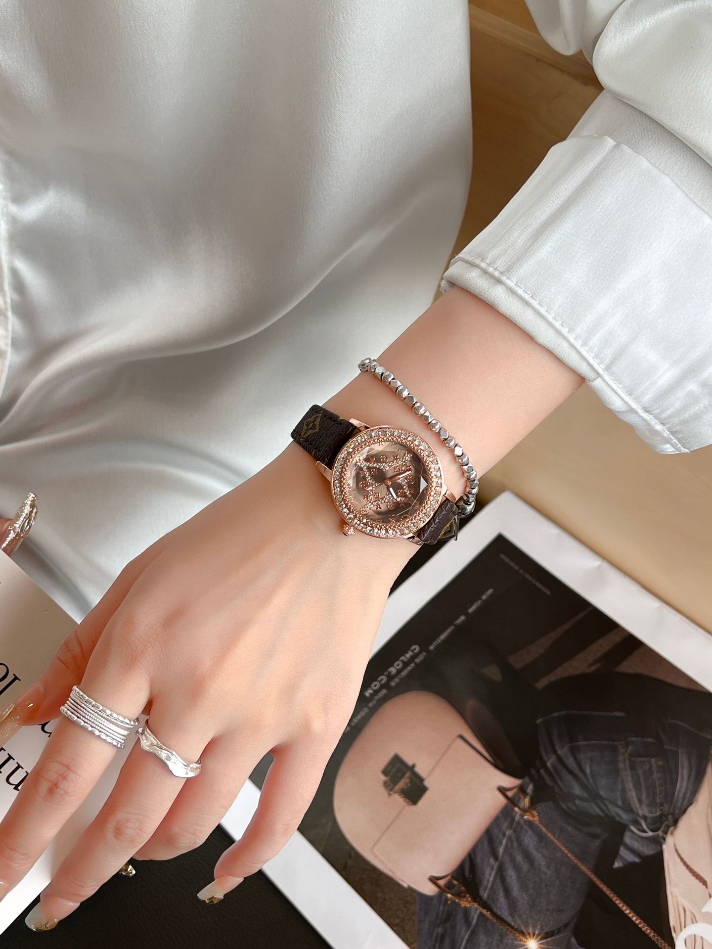 潮のブランドの新型はダイヤモンドのデジタルの女性の鋼帯の