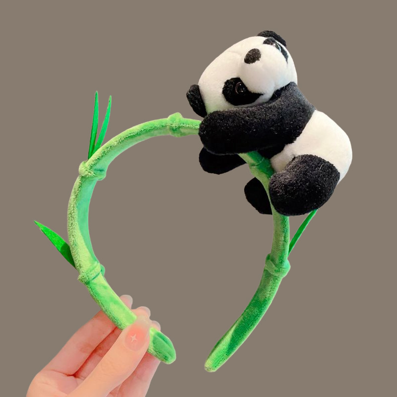 Bamboo leaf hugging bear