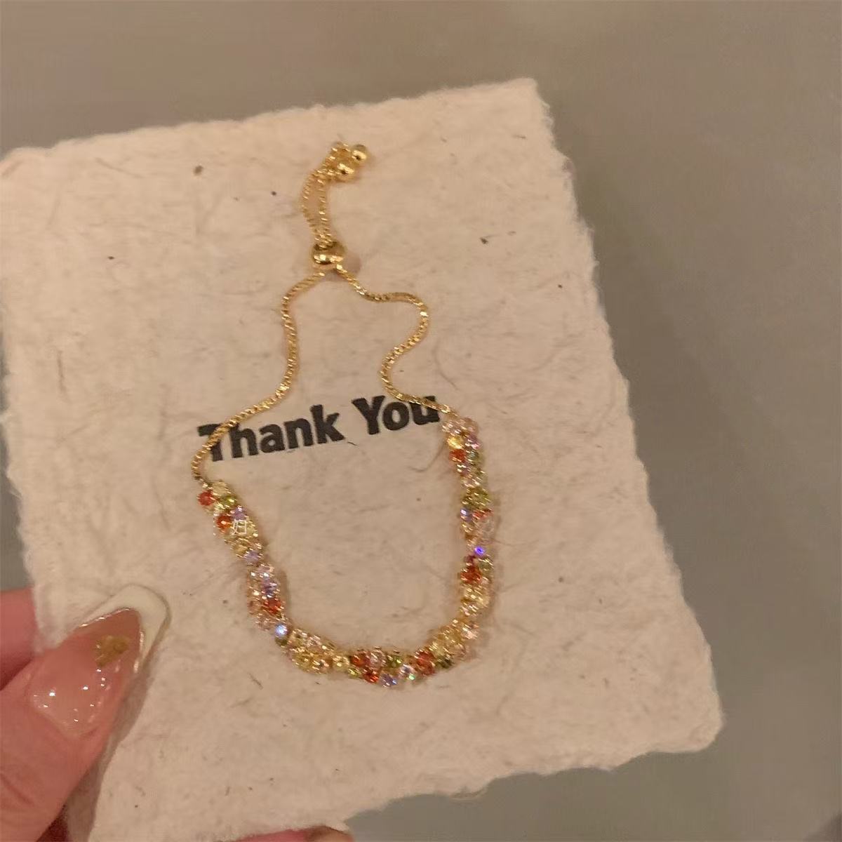 Pulsera de giro cruzado de circón de color, pulsera de lujo ligero para mujer, nueva moda de nicho, joyería de todo fósforo para viajeros