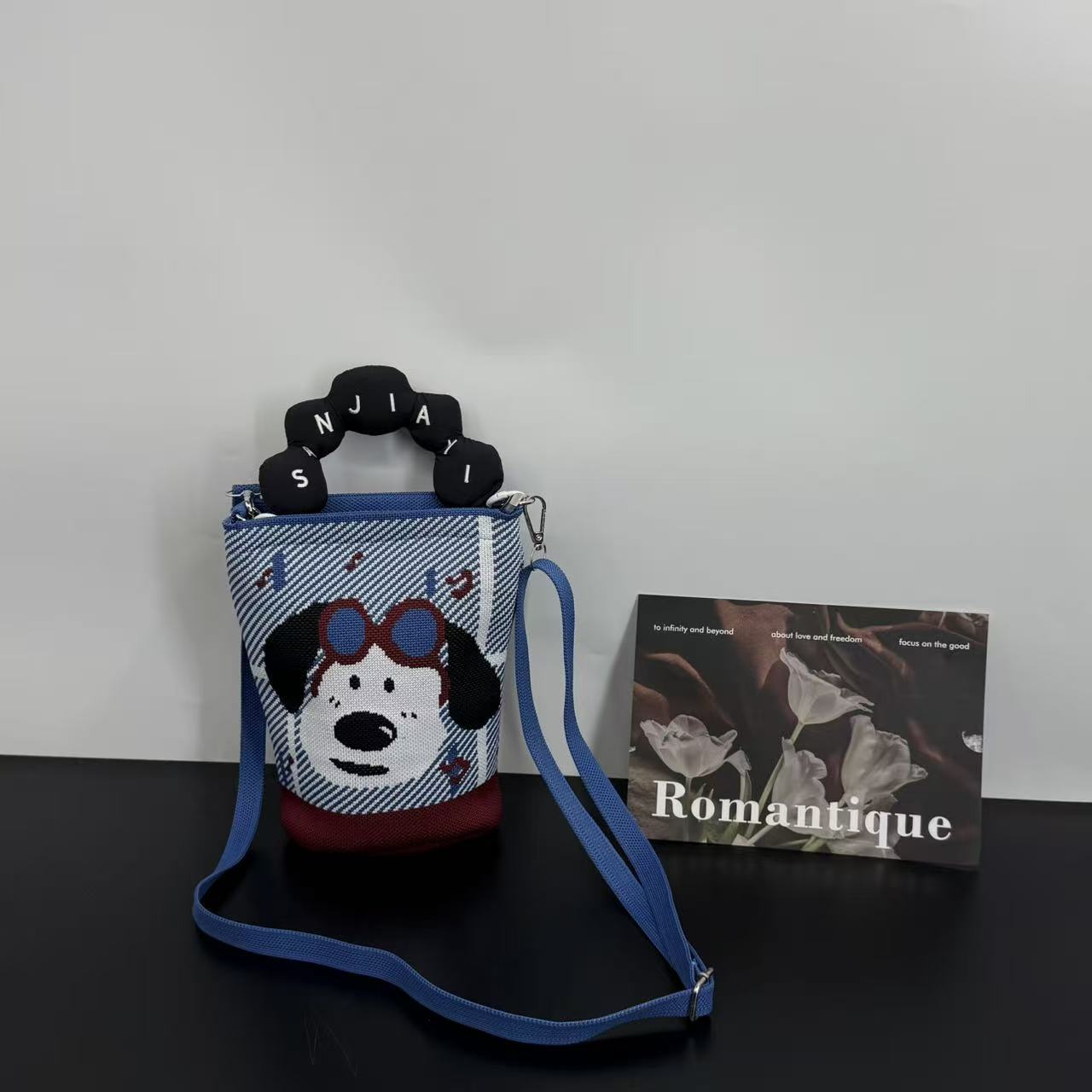 2026 primavera y verano nuevo bolso de cubo de pintura creativo portátil gran espacio de aire de dopamina alta sensación mochila