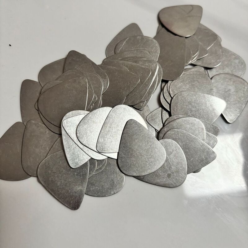 Guitar Stainless Steel Pick Metal Pick Guitar Pick 0.3mm Heart-Shaped Electric Guitar Bass Pick Durable
