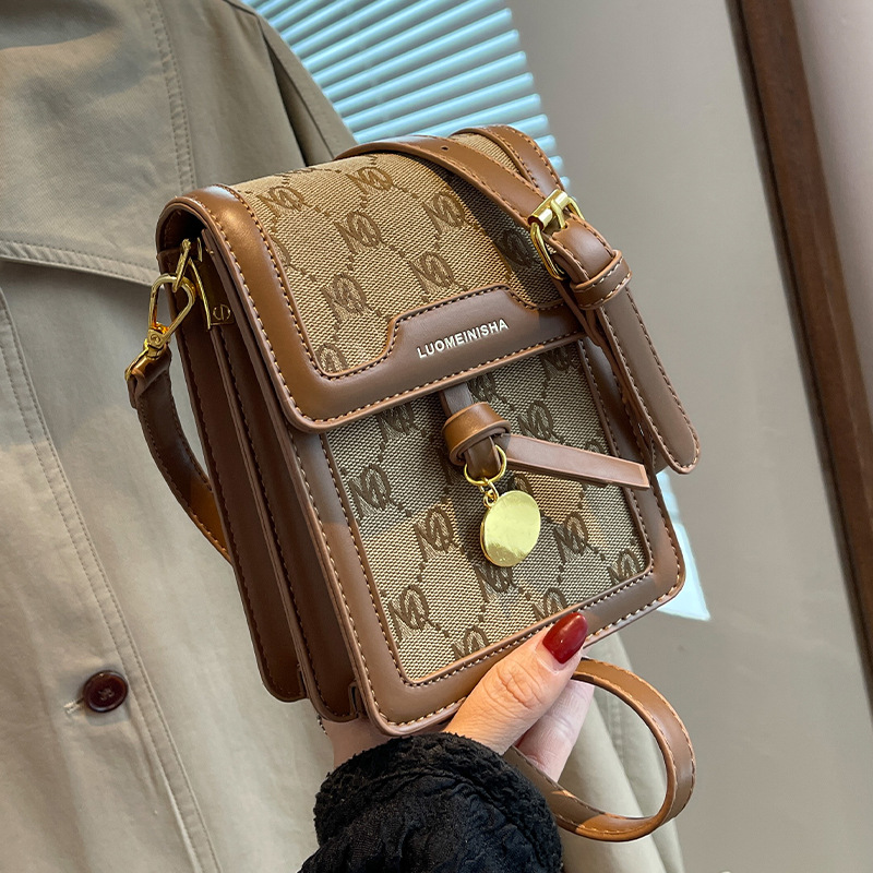 Los bolsos de mujer son populares este año, bolsos pequeños para mujer, nuevos bolsos retro de estilo francés para otoño e invierno, bolsos para teléfono móvil, mini bolsos cuadrados, bolsos cruzados.