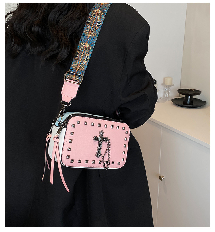 Women's Medium Pu Leather Cross Streetwear Rivet Zipper Square Bag display picture 1