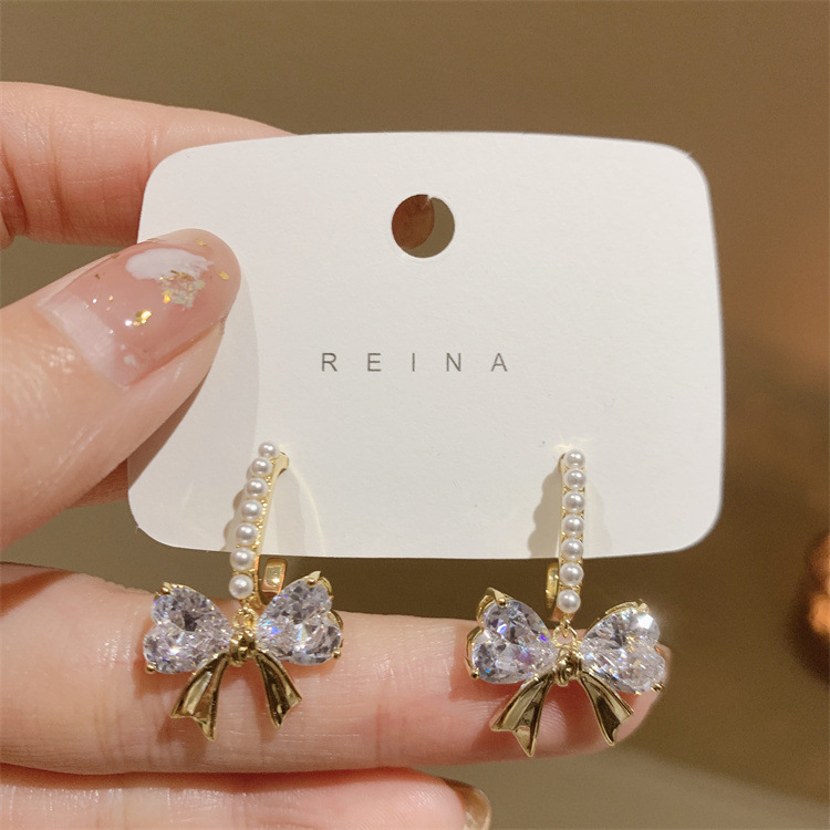 Earrings with bow from pearl