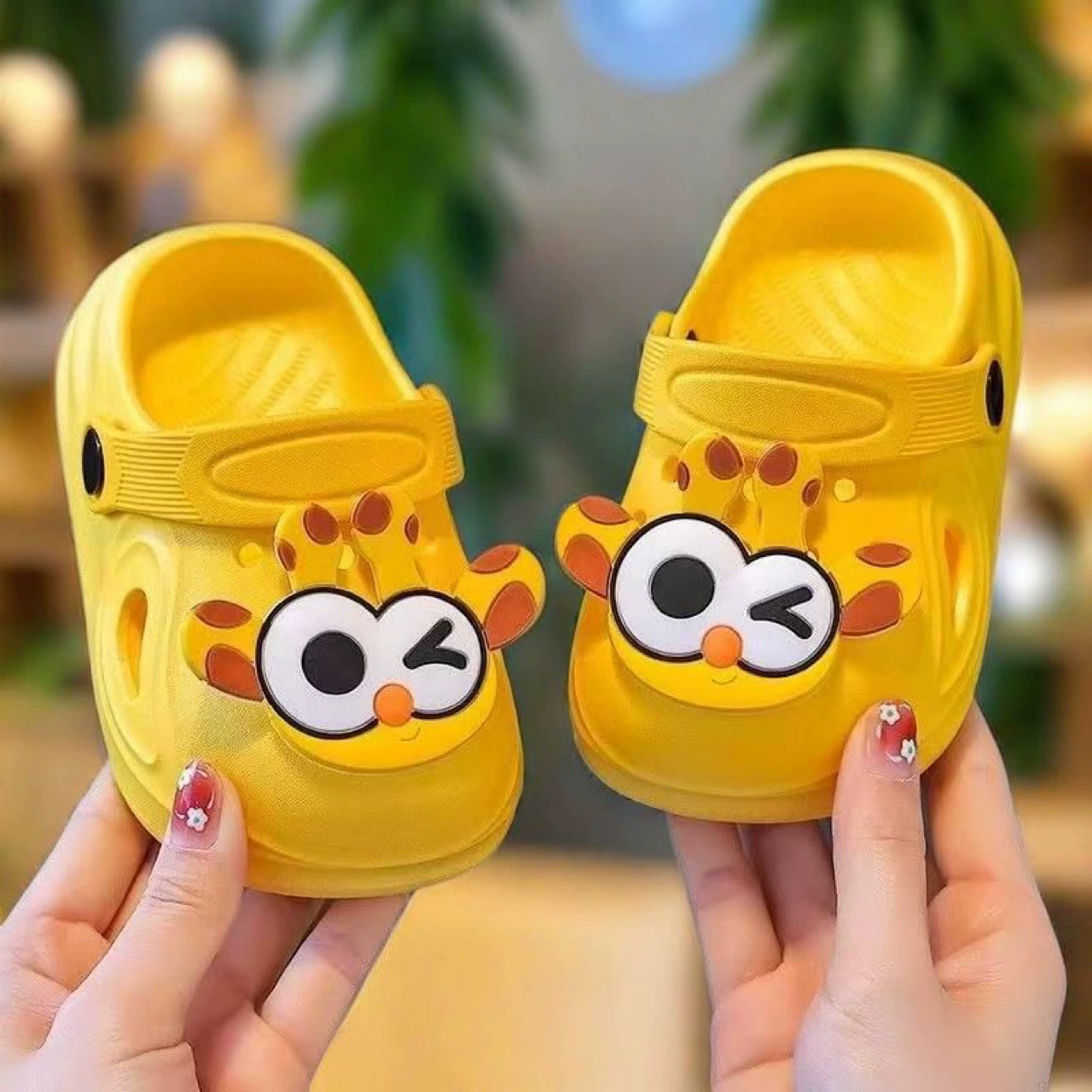 2025 новых детских ПВХ-сандалий с мягкой нескользящей подошвой для детей младшего и среднего возраста, двухслойные сабо с мультяшными рисунками, различные модели в наличии