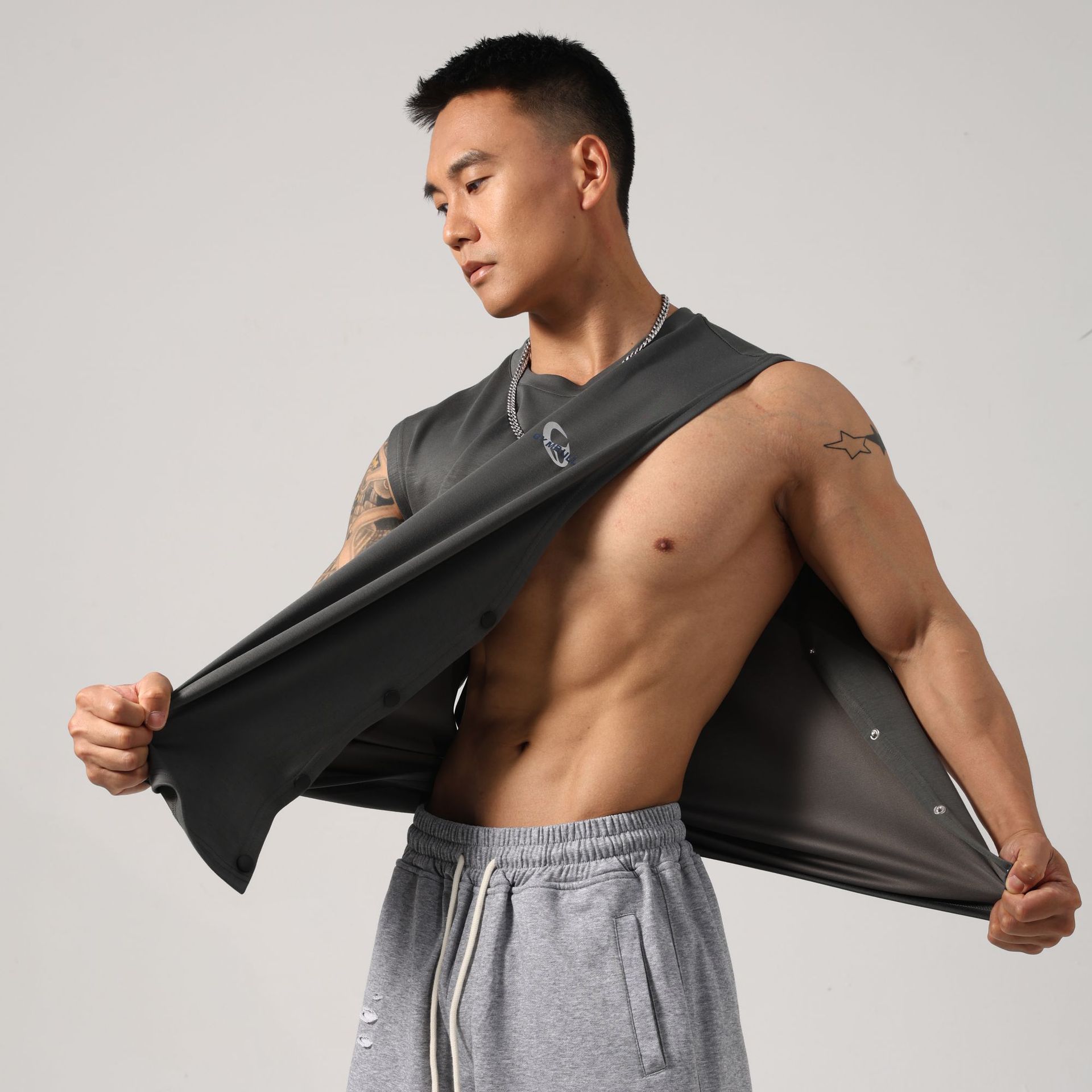 Korean-style loose-fitting gym tank top with hidden buttons on both sides, designed for weightlifting and running, new European and American cross-border hip-hop style