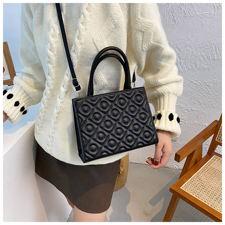 Retro Solid Color Handbag Fashion Shoulder Bag Casual Rhombus Embossing Messenger Bag display picture 18