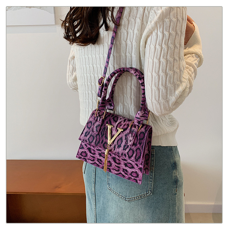 The new leopard print handbag is trendy and stylish. The crossbody bag has a simple texture and a spicy girl style. It is a unique single-shoulder small square bag undefined