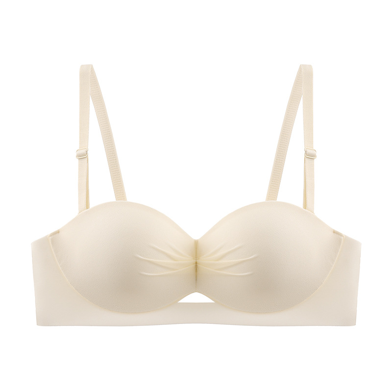 Las correas de hombro desmontables se juntan para mostrar un gran sujetador de media taza sin aros y sin costuras