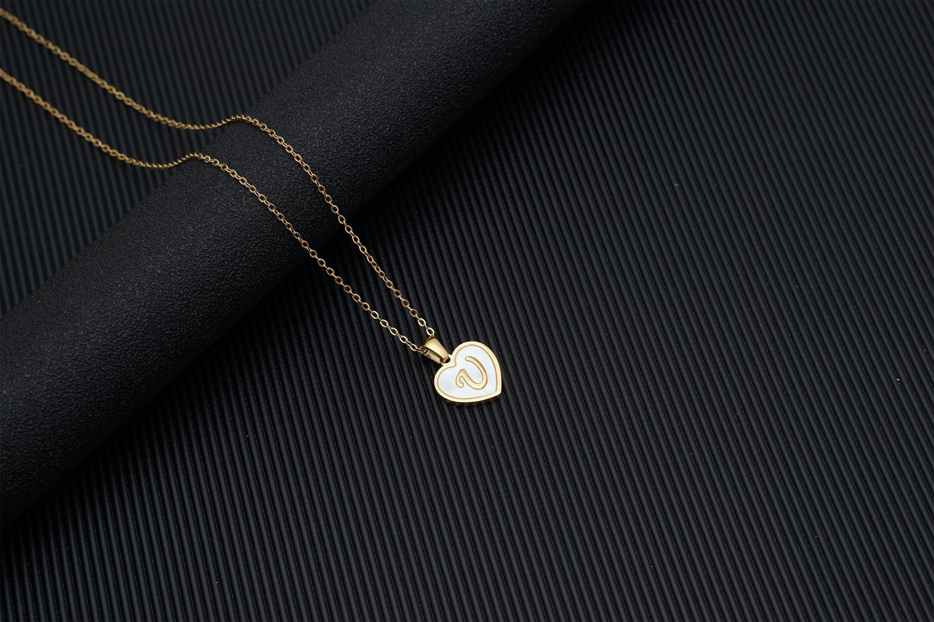 Europa y América 18K oro amor clavícula cadena de las mujeres de acero inoxidable corazón blanco madre colgante 26 letras titanio acero collar