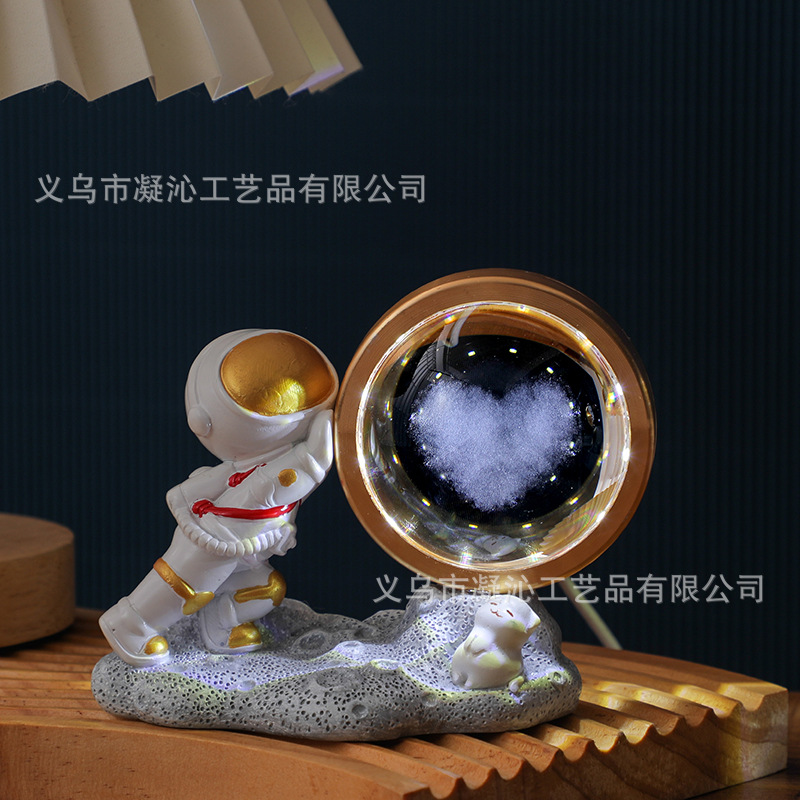 创意宇航员小夜灯卧室桌面发光水晶球摆件氛围灯树脂工艺纪念礼品