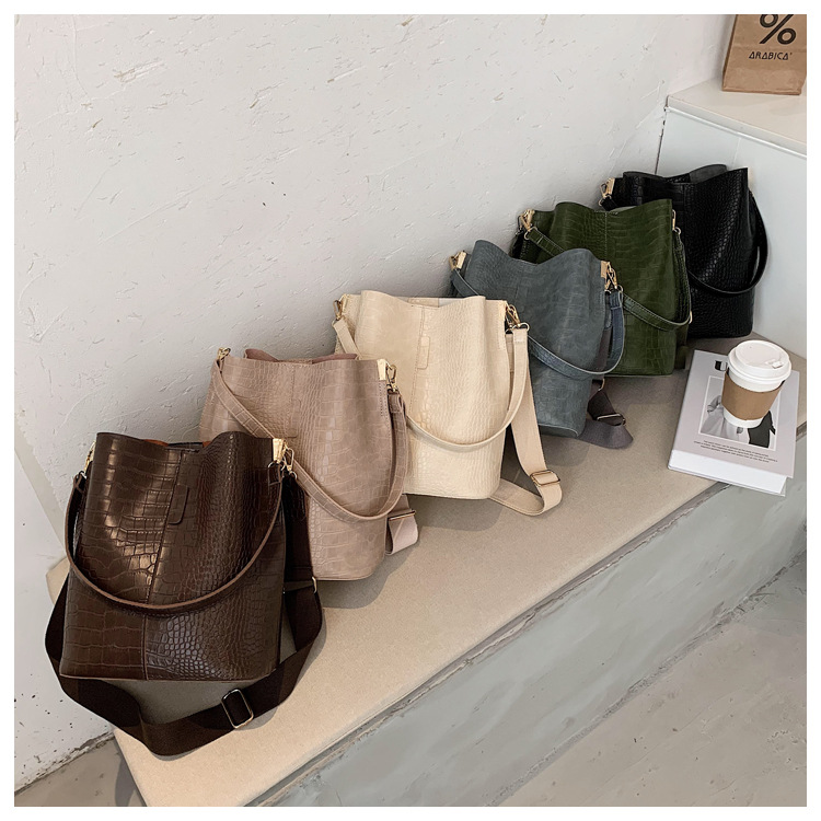 Fashionable Stylish One Shoulder Bag New Fashionable Temperament Underarm Bag Casual All-Matching Wide Shoulder Strap Bucket Bag display picture 1