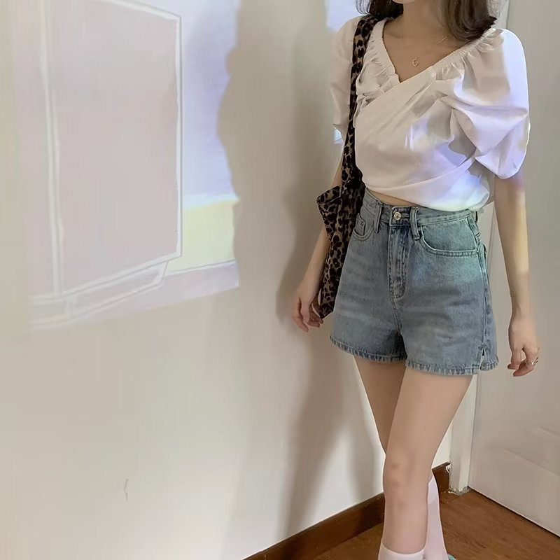 夏のハイウエストのデニムのショートパンツの女性のギャルはやせています。|undefined