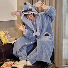 厚いイチゴの帽子とサンゴのベルベットのパジャマの長いタイプとベルベットのパジャマセット秋冬フランネルの家庭服のモンスター