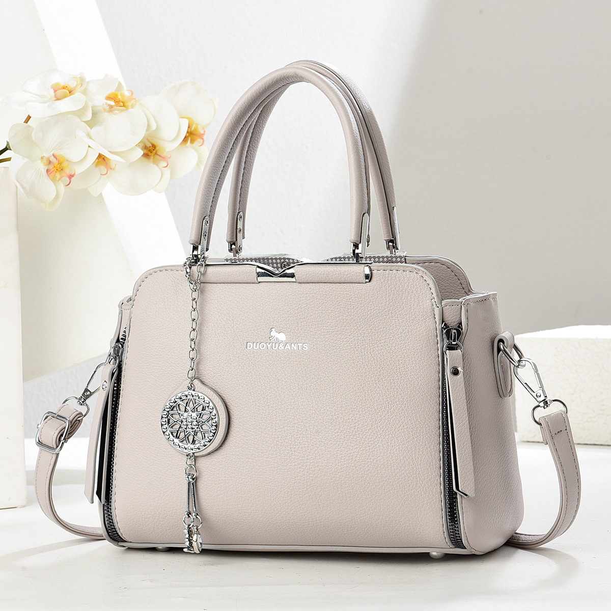 Bolsos bolsos de mujer estilo caliente 2025 fabricante comercio exterior nuevo bolso de mensajero de hombro de verano atmosférico y versátil