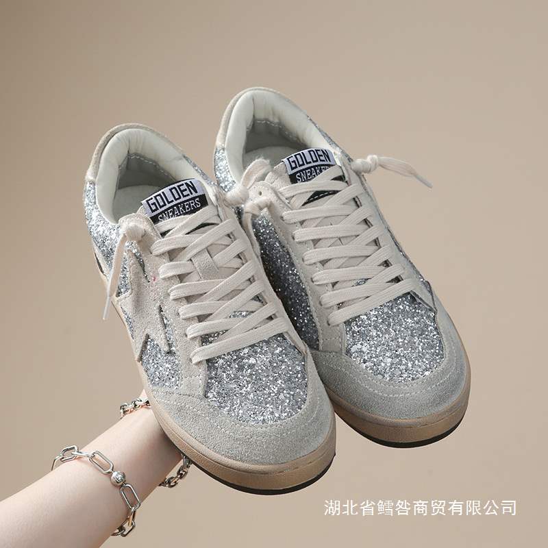 Moda coreana sucia zapatos blancos 2025 explosiones de fuego casuales planas sequinillas zapatos casuales de plancha de estrellas de lazos zapatos casuales