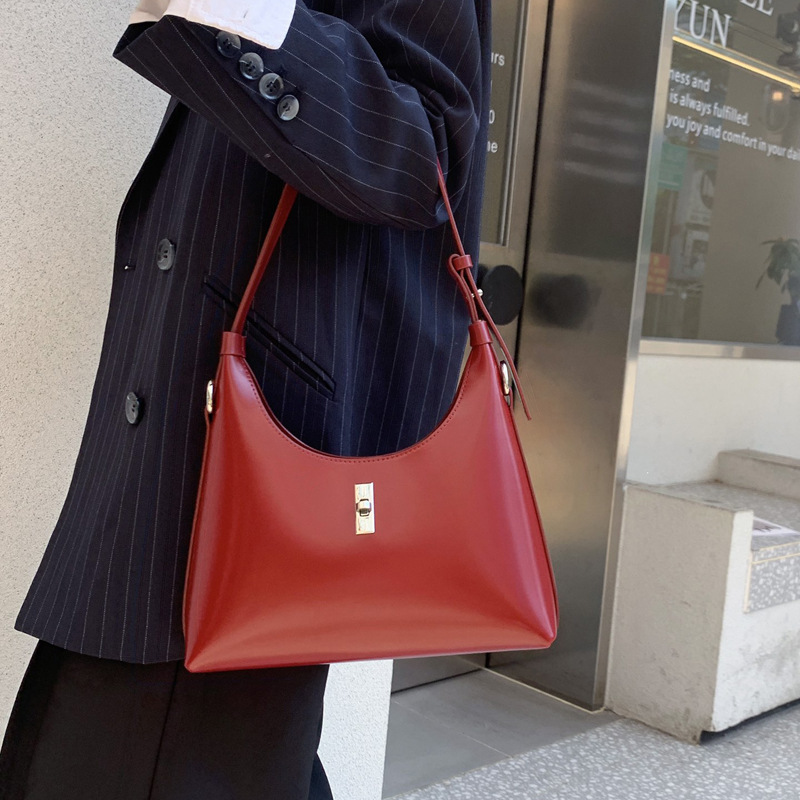 Niche design messenger bag 2023 new all-match shoulder bag genuine leather vintage baguette bag underarm bag Crescent bag