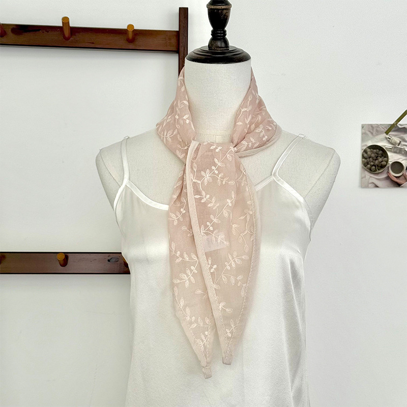 Pañuelo de seda, sentido avanzado, nuevo estilo, decoración de bordado de flores, bufanda pequeña en forma de diamante, cinta para el cabello trenzada, cinturón para el cabello trenzado, accesorios para el cabello atados