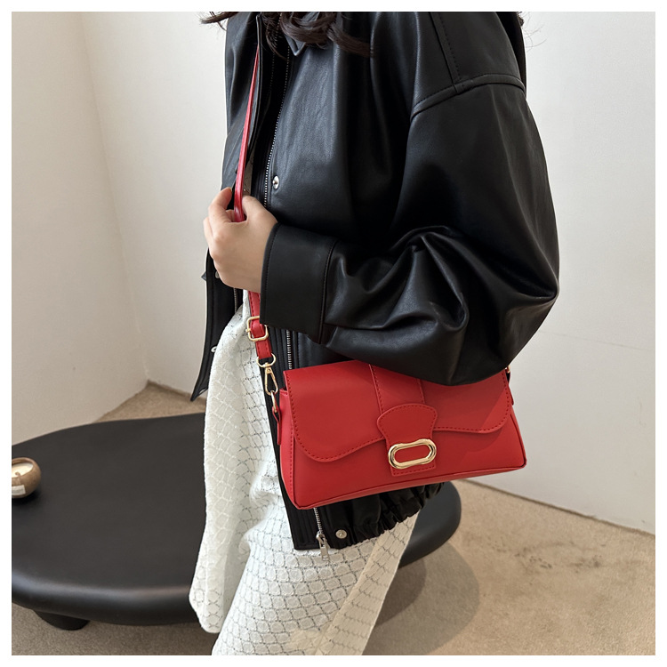 A casual and stylish small bag for women, a new 2024 fashion single-shoulder underarm bag, a retro and fashionable commuting crossbody small square bag undefined