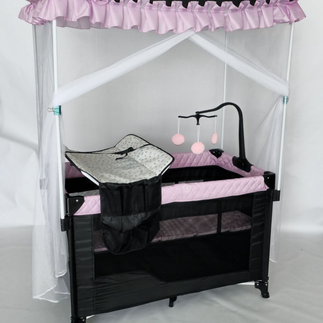 Cama de juegos para bebés con ruedas, mosquiteros de palacio con agujeros de juguete, mesa de pañales, estante de juguetes plegable
