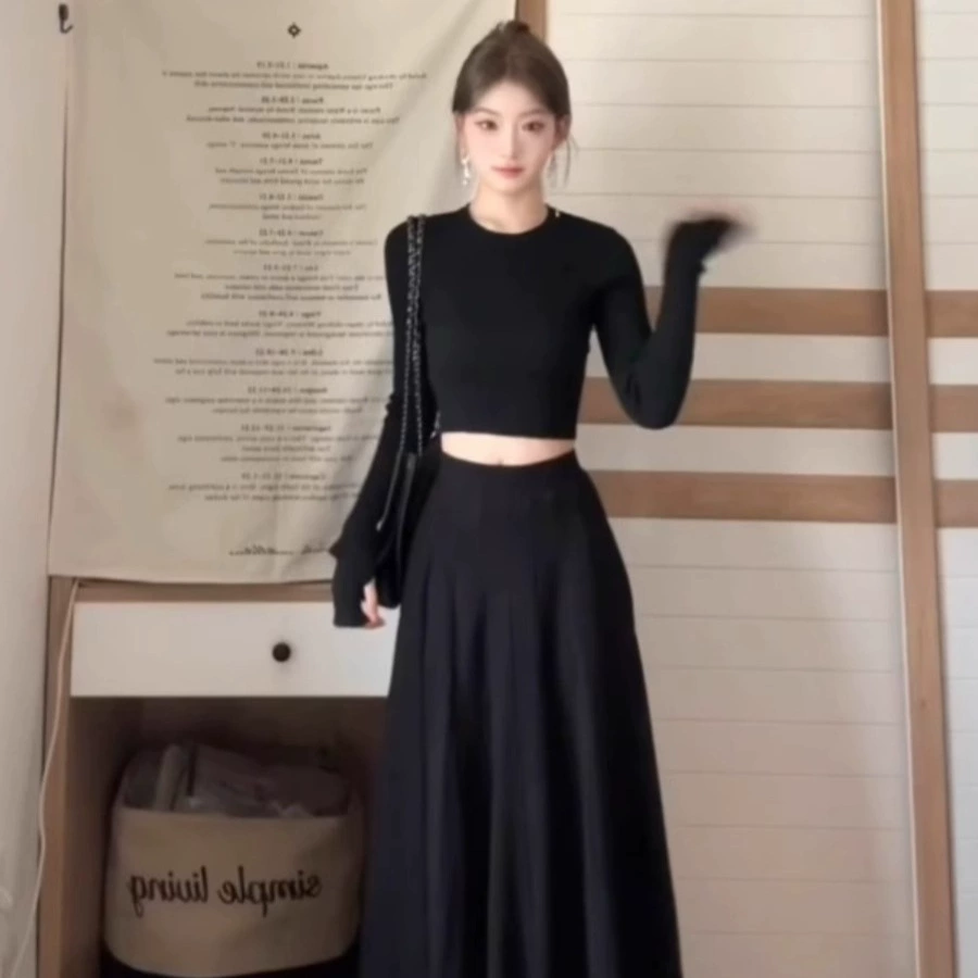 Черная трикотажная рубашка с длинными рукавами и длинная юбка