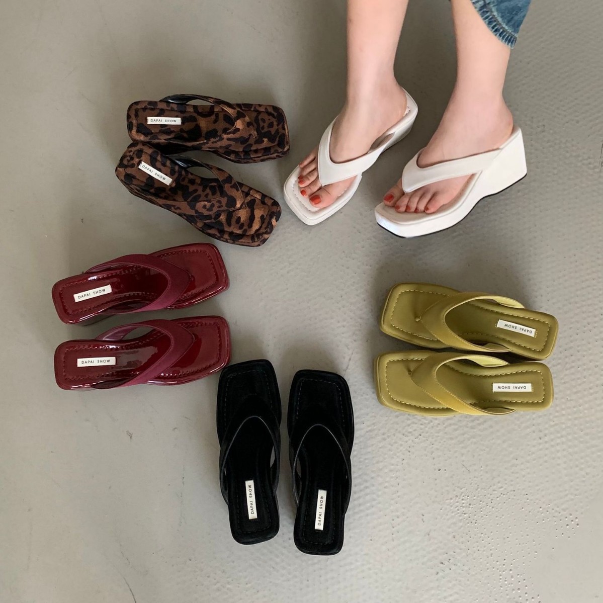 여성을위한 다목적 플립 플롭 슬리퍼 2025 여름 새로운 유럽과 미국의 웨지 힐 스퀘어 토우 하이힐 샌들