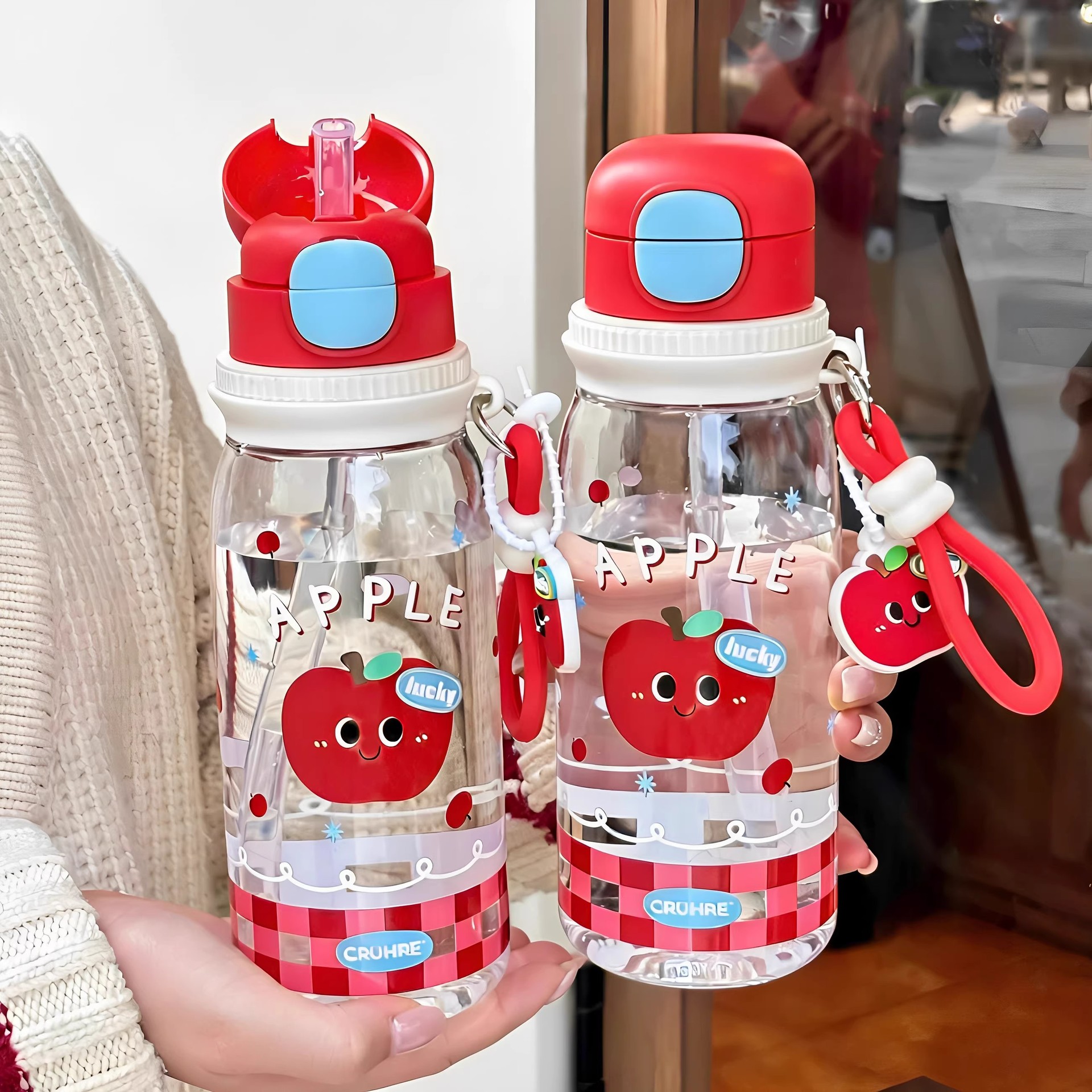 Hermosas tazas de agua de plástico para niñas de alto valor nominal tazas de paja de manzana roja de dibujos animados para estudiantes y niños portátiles tazas de doble bebida