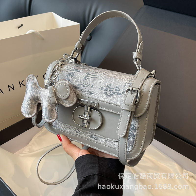 Bolsa de diseño de nicho 2023 nueva textura de moda bolso de las mujeres portátiles hombro de lona bordado popular crossbody pequeño bolso cuadrado