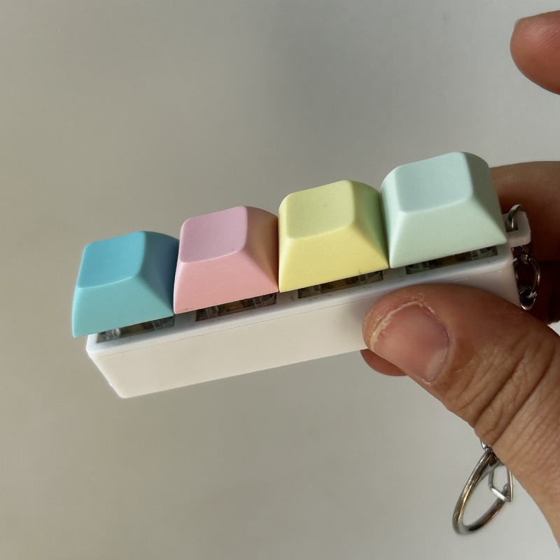 クロスボーダーカラー一字型四ボタンのキーホルダーの指先を押して解凍します。|undefined