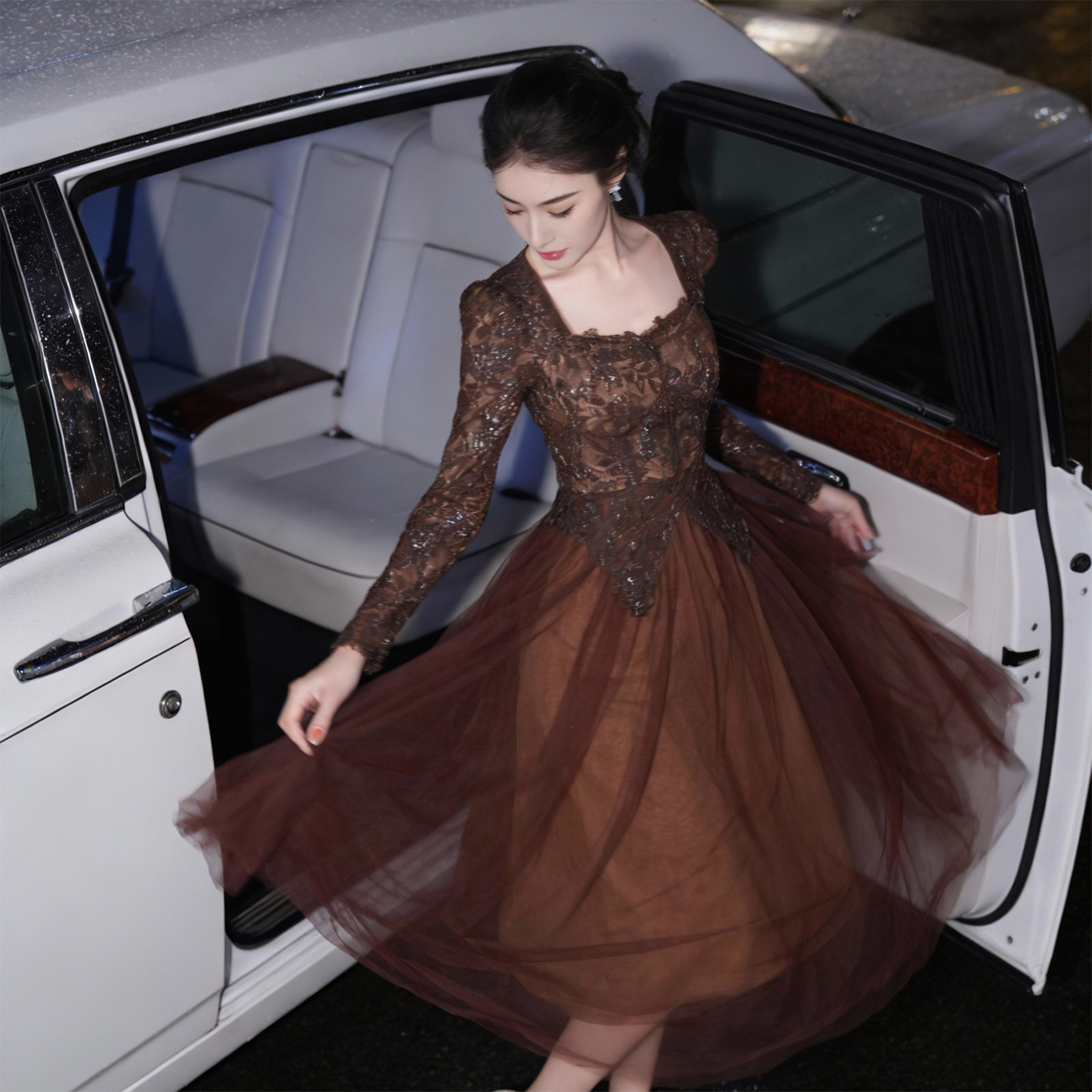 Đầm maxi nữ cổ vuông thắt eo ren lưới phồng — màu nâu