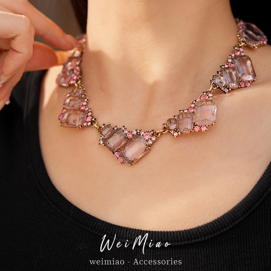 Collar cuadrado de color rosa con diamantes geométricos irregulares, lujo ligero, nicho, cadena de clavícula, conjunto de joyas de alta calidad.