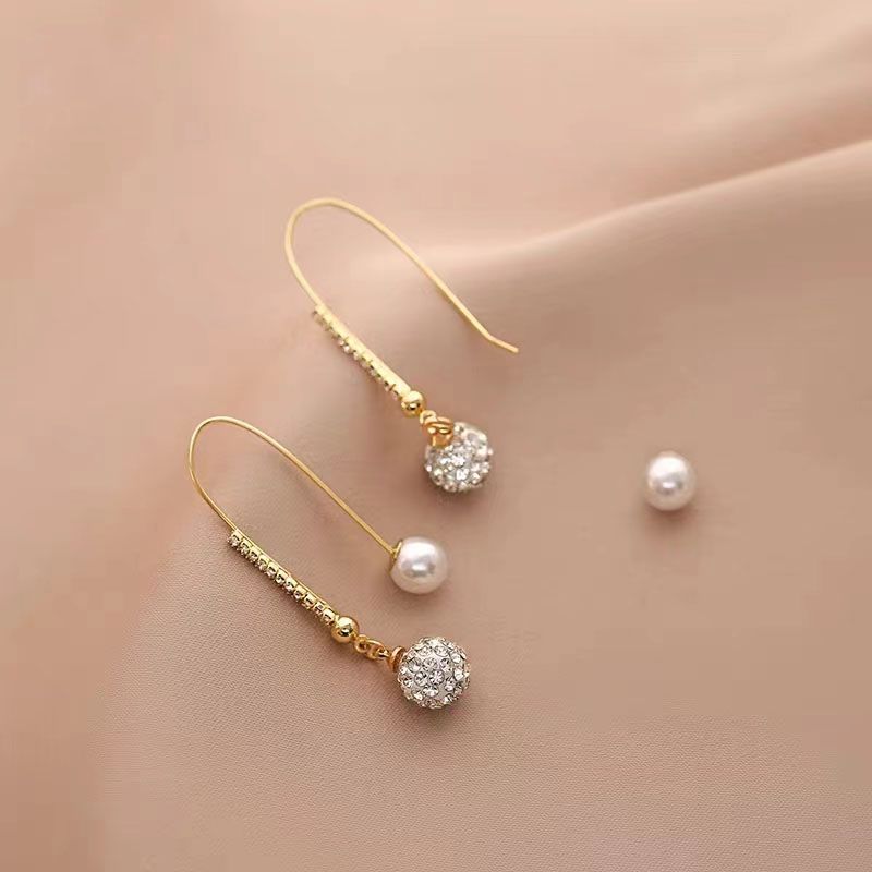 Brincos de gancho em prata 925 com cravação de diamantes, design elegante e sofisticado, modelo 2023 com detalhes em pérola._voghion.com