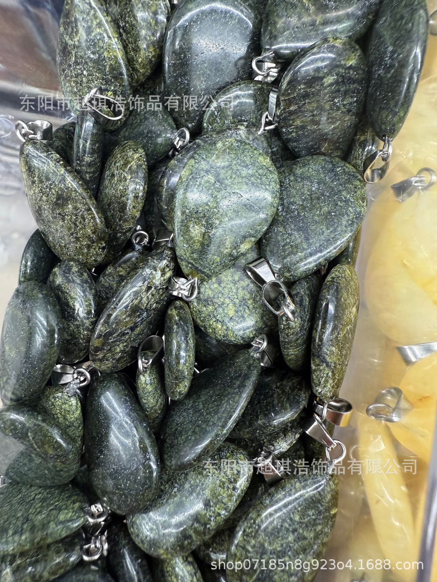 녹색 가장자리 돌