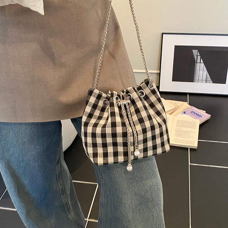 Bolso de cubo de lona a cuadros popular de este año bolso de hombro con cadena de estilo nuevo para mujer 2025 bolso de mensajero versátil de moda
