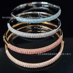 施家この砂は同じタイプのメテオラがいっぱいで、バラの金色のブレスレットのブレスレットが軽くて高級感があります。