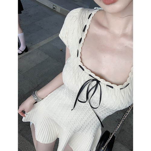 Sweet short-sleeved knitted dress for women in summer, waist-cinching, pure lust, sexy square neck, a-line skirt, strappy slimming short skirt