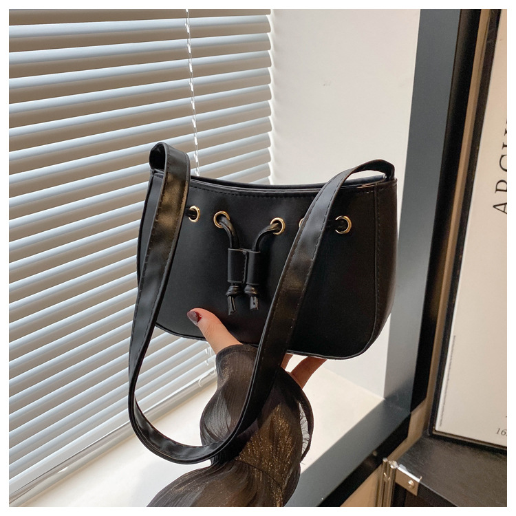 The new autumn/winter 2024 collection of women's bags features a retro and simple Korean-style underarm bag. This year, hand-held bags are in vogue, exuding a sense of sophistication undefined