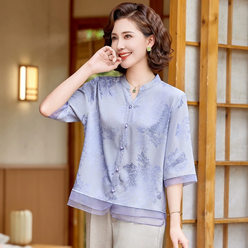 Новая китайская мама одета в рубашку большого размера с семью рукавами