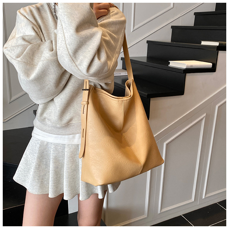 Korean style, retro, large-capacity tote bag for women, new summer 2025, versatile, fashionable, simple and solid color crossbody bag undefined
