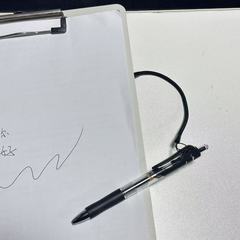 テールカバーを閉じて、しっかりと中性ペンを押します。