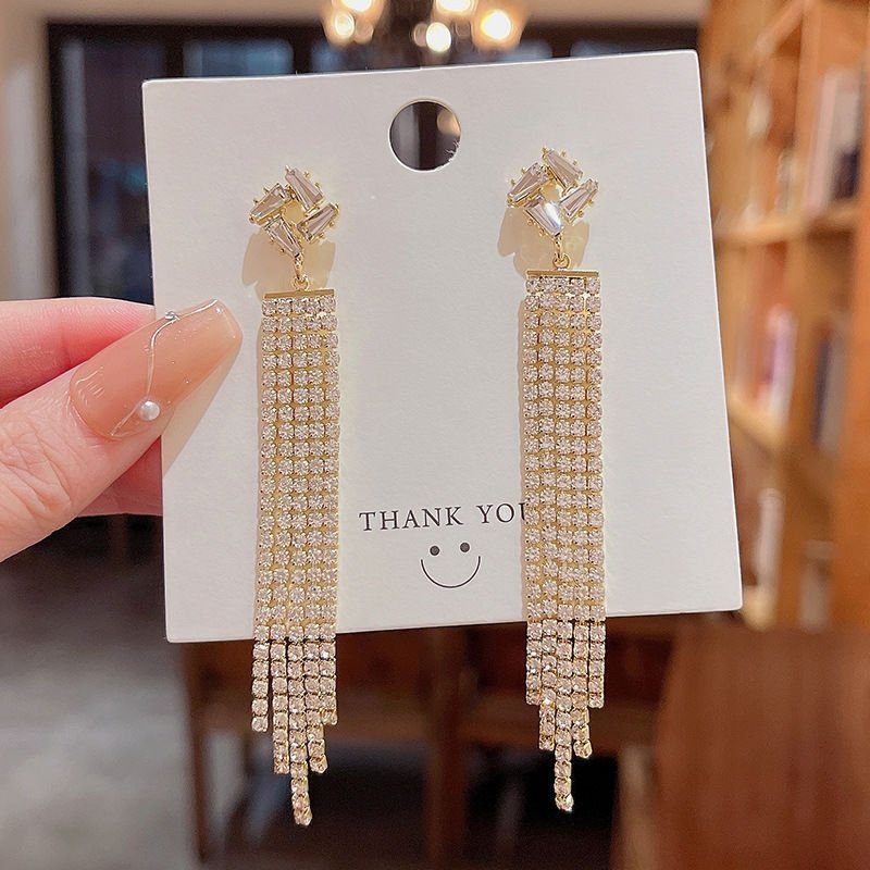 Europa y los Estados Unidos de largo diamante flash personalidad pendientes de diamante de frisa de moda femenina temperamento universal rojo en línea los mismos pendientes de orejas