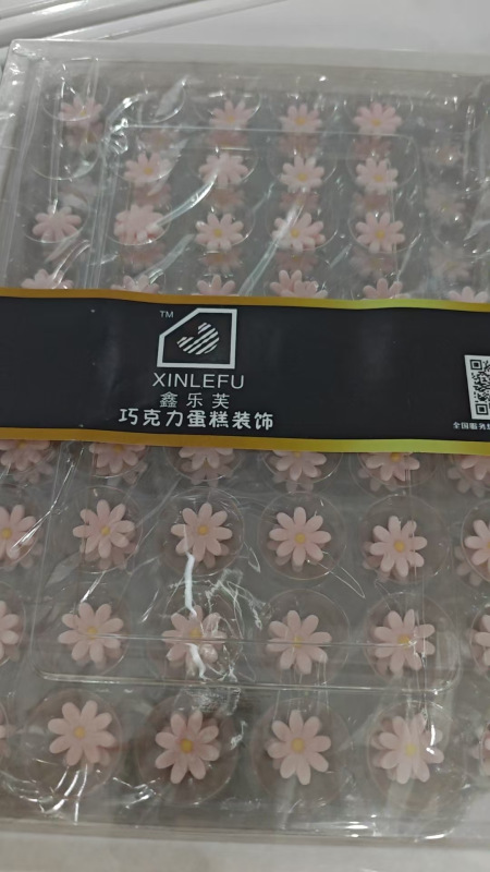 납작한 분홍색 1.8cm 꽃잎 8장의 작은 꽃 108개