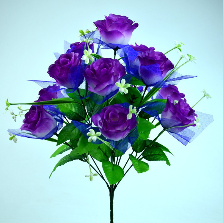 Fabricante de flores artificiales, venta al por mayor de rosas artificiales con doce cabezas, hierba estrella con gasa, rosas pavo real, flores de seda, ramos de flores artificiales.
