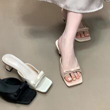 ���������Y���^��ֺ����Ь���Ἒ��һ����Ů�⴩��¶ֺ���|��Ь��