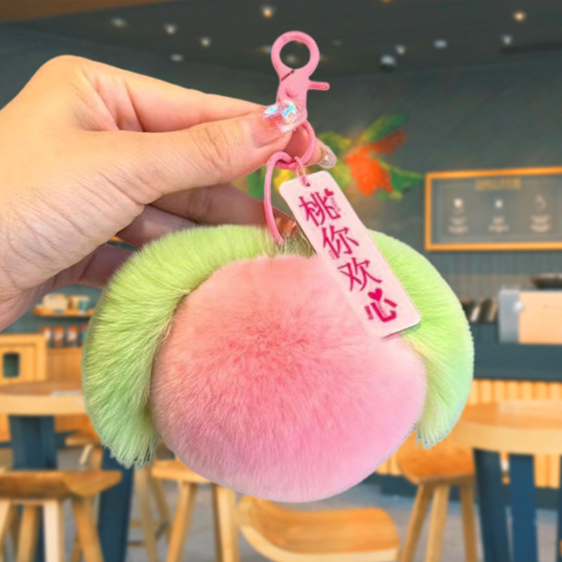 好柿は卸売りの鍵を掛けてぬいぐるみの人形のペンダントを掛けます。|undefined