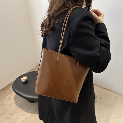 New simple commuter casual tote bag retro fashion large capacity bag women's autumn and winter niche trend shoulder bag